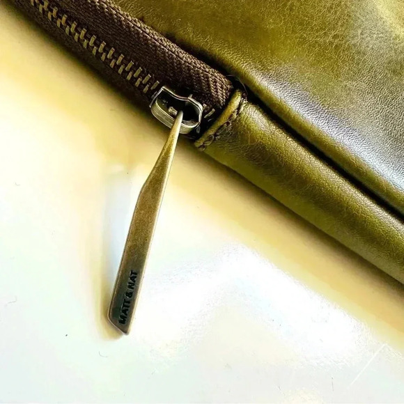 NWOT Matt & Nat 15" Vegan Laptop Case -
Vintage - Olive - Picture 4 of 9